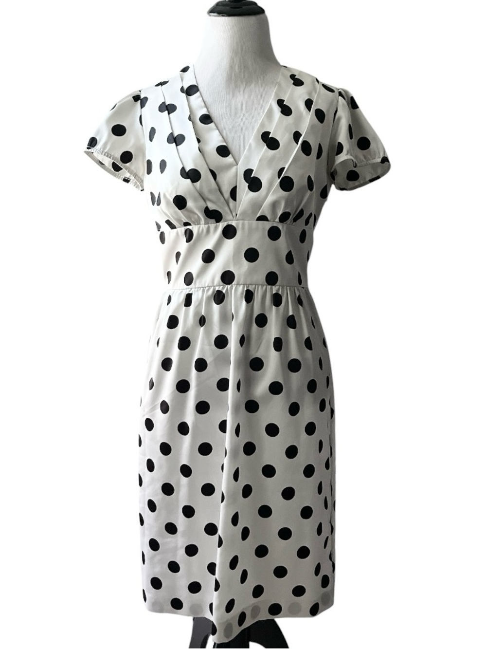 BETSEY JOHNSON white and black polka dot satin short sleeve pleated dress size 6